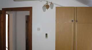 Гостевой дом Lev Витязево Двухместный номер с 2 отдельными кроватями и общей ванной комнатой-1